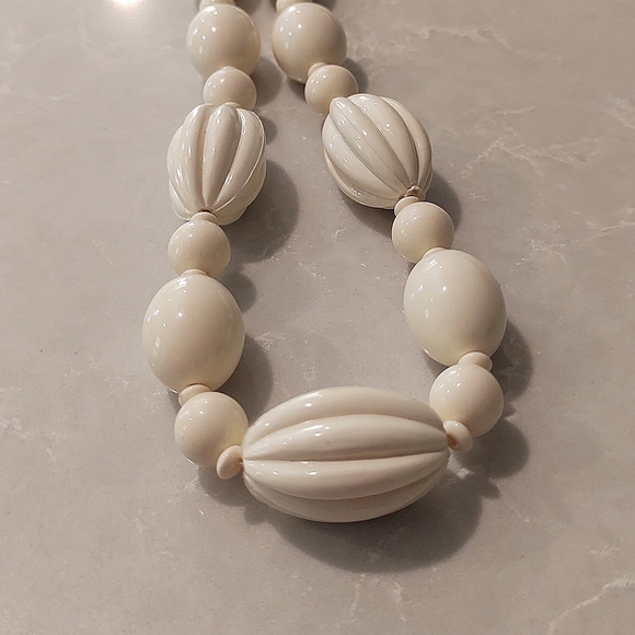 60s Fantastic Plastic Cream Beaded Necklace | Vintage - Picture 8 of 10